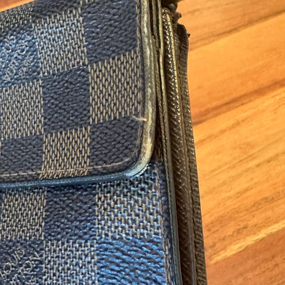 Authentic Louis Vuitton Damier Sarah Wallet - Picture 13 of 14